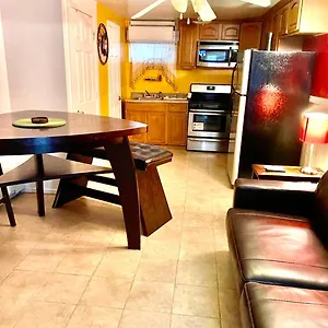 Large 3-bedrooms/2-bath Apt, One Block To Train Habitación en casa particular