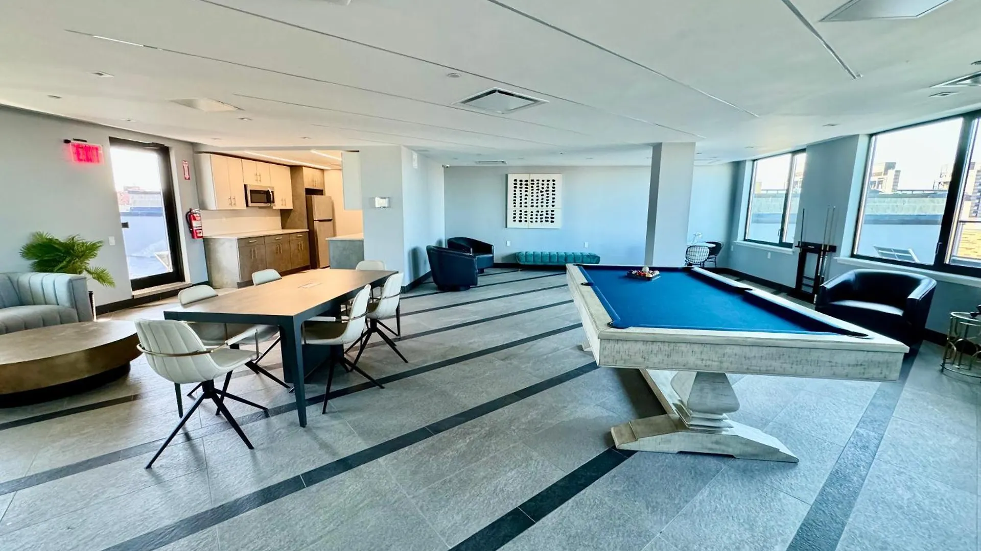 Near Manhattan Spacious Stunning New Modern Penthouse 3-Bedroom Apartment New York